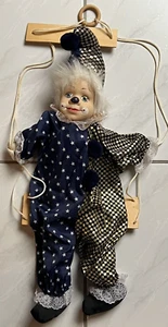 süßer Harlekin auf der Schaukel ca. 60 cm blau gold - sucht neues Zuhause - Bild 1 von 5