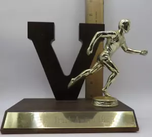 Trofeo de Pista y Campo de Colección Correr "V" 1969-5.75" Alto Madera Metal - Imagen 1 de 7