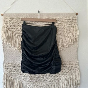 Neu mit Etikett: For Love & Lemons geraffter Kunstlederrock Gr. Medium - Bild 1 von 5