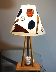 Baseball Motiv Tischlampe - Holzschlägerfuß & Rawlings Ball - Sportdeko - Bild 1 von 9