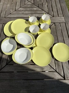 Set da picnic/campeggio 17 Gaydon in melamina giallo e bianco - retrò - Foto 1 di 15