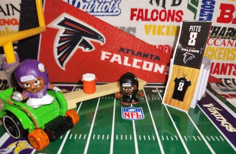 2022/2023 NFL Series 11 Teenymates Atlanta Falcons WR Kyle Pitts figure/locker Cover