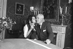 Sophia Loren celebrating in her home the winning of The Oscar 1957 OLD PHOTO - Picture 1 of 1