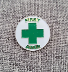 GREEN CROSS FIRST AIDER ENAMEL PIN BADGE - Picture 1 of 2