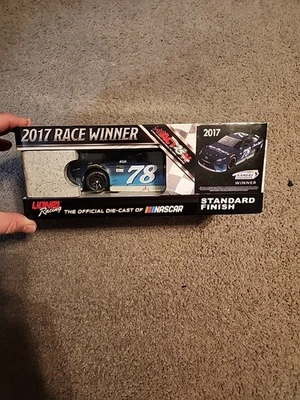 Martin Truex Jr. #78 Propietarios de Auto Kansas Win 2017 1/24 Diecast Cole Pearn Auto Foto 1 de 4