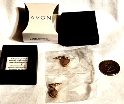 De Colección Par de Pendientes Avon 7/8" Gota Genuino Cuarzo Rosa Piedra Tono Dorado Metal Corazón Foto 1 de 4