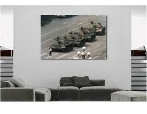 The Tank Man Tiananmen quadratisch - farbiger Leinwand Wandkunstdruck - Bild 1 von 5