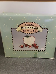 Mini juego de té de cerámica vintage lindo para casa de muñecas tetera de manzana y tapas de azucarero nuevo en caja - Imagen 1 de 5