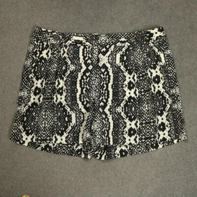 Pantalones Cortos Ann Taylor Loft Estampado Piel de Serpiente Plisados Tiro Medio Bolsillos Blanco y Negro 4 Foto 1 de 4