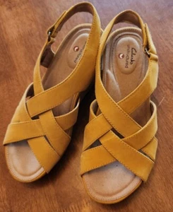 Sandalia de cuña escalonada Clarks para mujer Un Capri amarilla Nubuck talla 7 M - Imagen 1 de 7