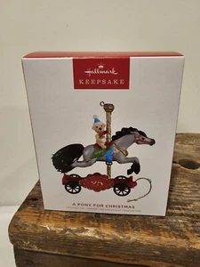 Hallmark Christmas Ornament 2022 A Pony For Christmas 25th in the series - Foto 1 di 4