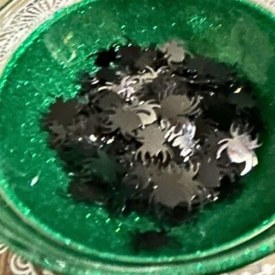 Mesa negra confeti con forma de araña PVC lentejuelas hágalo usted mismo suministros para fiesta de cumpleaños bolsa de 10 g Foto 1 de 4