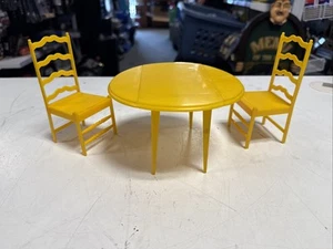 Vintage 1973 Barbie Wohnmöbel gelb klappbare Blätter Küchentisch & Stühle - Bild 1 von 9