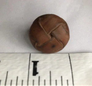 One Vintage Años 60 Cuero Marrón Tejido Cúpula Botón Cuero Vástago Envejecido Usado - Imagen 1 de 4