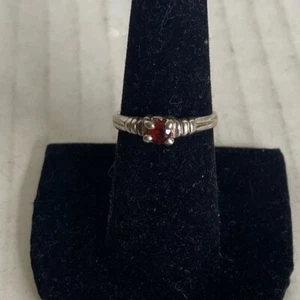 VINTAGE 925 STERLING SILVER RING WITH GARNET GEMSTONE Size 7 2.85g - Picture 1 of 3