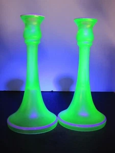 Paar Kerzenständer Dugan grün Stretch Glas UV reaktiv leuchtet grün - Bild 1 von 7