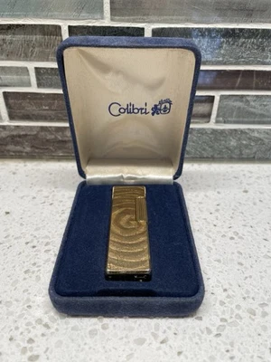 Encendedor Colibrí Vintage Japón, Tono Dorado, Patrón de Remolino similar a la Madera Raro, Sin Probar Foto 1 de 4