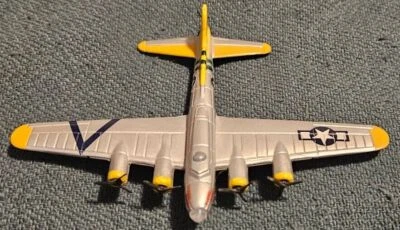 Avión diecast B-17G Road Champs 4 pulgadas de largo suelto Foto 1 de 4