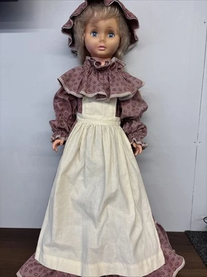 "Muñeca Uneeda A vintage de 30"" muñeca de plástico duro en ropa colonial" Foto 1 de 4