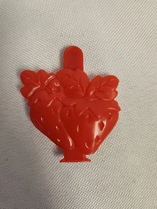 VINTAGE STRAWBERRY PLASTIC HAIR CLIP BARRETTE 1 3/4" X 1 1/2" - Picture 1 of 3