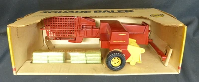 “Enfardadeira quadrada ERTL 1:16 New Holland – Estado perfeito na caixa com 4 fardos (318-10E0)” - Imagem 1 de 4