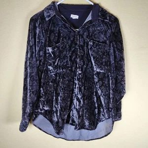 Camicia Anthropologie Pilcro The Hadley in velluto con bottoni nera stampa serpente - Foto 1 di 10