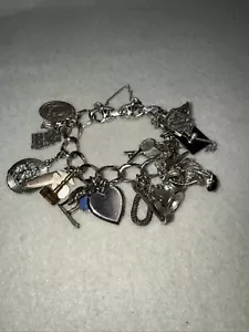 Pulsera Monet vintage cargada con varios dijes de plata de ley años 60’s - Imagen 1 de 10