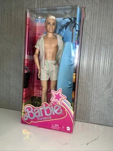 Barbie The Movie Ken Puppe trägt pastellrosa und grüne Streifen mit Surfbrett - Bild 1 von 4