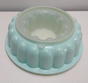 Tupperware Green Jello Mold - Picture 1 of 3