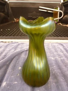 VASO BIOMORFO VINTAGE SOFFIATO A MANO VERDE IRIDESCENTE LOETZ a costine - Foto 1 di 6