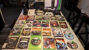 Consola Microsoft Xbox 360 4 GB Negra Modelo Delgado, 2 controles inalámbricos y 14 juegos - Imagen 1 de 10