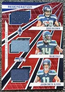DK Metcalf / Doug Baldwin / Jaxon Smith Njigba 2023 Phoenix #REG-1 Rosso /75 (RC) - Foto 1 di 2