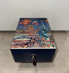 Daniel Marshall Humidor mit Kunstwerk der Freiheitsstatue Hiro Yamagata - Bild 1 von 11