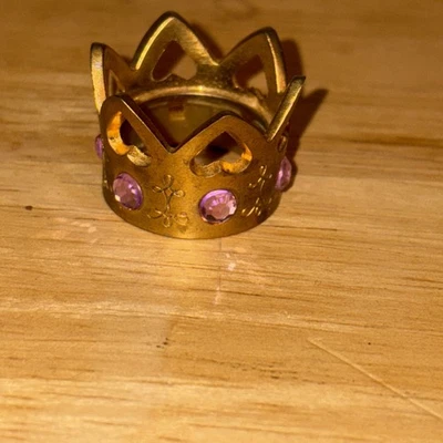 Anillo Simply Vera” de Vera Wang - ¿Corona con piedras moradas? Foto 1 de 4