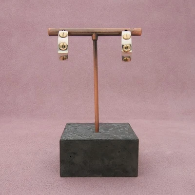 Pendientes de aro en j con tornillos de 17 mm de plata de ley y oro de 14k Foto 1 de 3