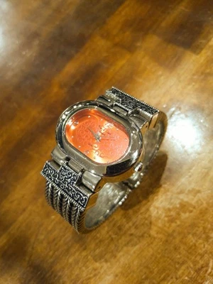 Reloj Main Line Time Mujer 35mm Tono Plateado Esfera Naranja Puño Abierto Batería Nueva a1 Foto 1 de 4