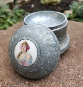 Vtg spun aluminum Metal powder music box Victorian Lady porcelain insert Footed - Picture 1 of 11