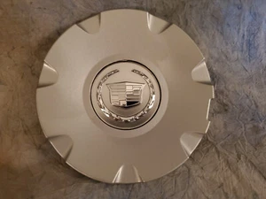 1 OEM Genuine Cadillac CTS STS Silver w/ chrome eblem #9595345 CENTER CAP - Bild 1 von 3