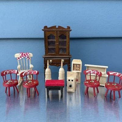 Lote de muebles vintage para casa de muñecas sillas diversas de madera mesa Hutch sin marca Foto 1 de 4