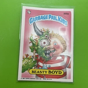 1987 Garbage Pail Kids Original 9th Series "BEASTY BOYD" #355a Sticker Card - Foto 1 di 3