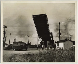 VINTAGE ESSO IMPERIAL TANKSTELLE MASCHINE KANAL QUEBEC mit ZUGBRÜCKE OFFENE PRESSE - Bild 1 von 4