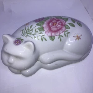 🎀 Vintage Porcelain Elizabeth Arden Sleeping Cat Trinket Box Japan - Picture 1 of 6