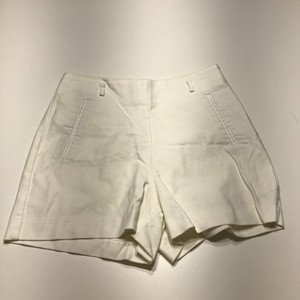 Hazte con unos 'shorts' blancos y resuelve todos tus looks de los próximos  meses - Foto