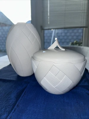 Vase mit passender Bonboniere, Porzellan, strukturiert, matt - Bild 1 von 4