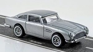 Aston Martin 1963 DB5 / Silver / Hot Wheels / 2014 - Picture 1 of 2