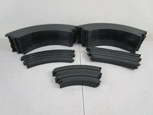 Lote de 37 vías curvas Aurora Tomy AFX Slot Car - (27) 9" 503349, (4) R Curve 503350 - Imagen 1 de 13