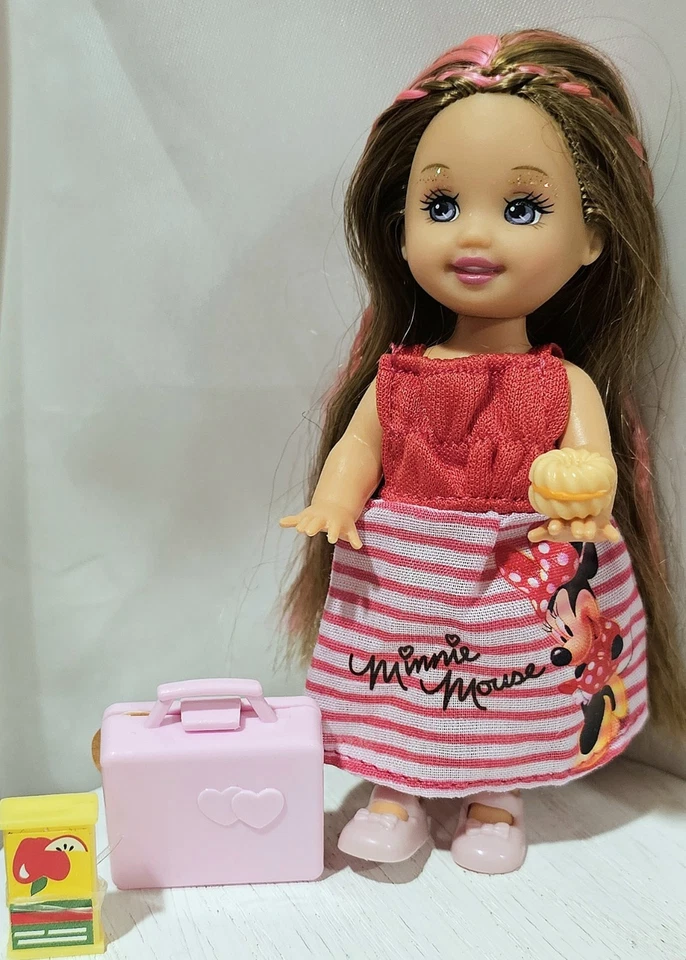 MUÑECA KELLY DE PELO MORENA Y ROSA ÚNICA EN SU CLASE en VESTIDO MINNIE MOUSE + ZAPATOS Y LONCHERA Foto 1 de 4