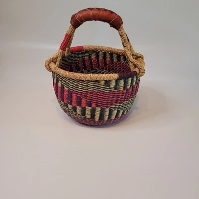 Cesta mediana del mercado africano de Ghana tejida a mano mango envolvente de cuero colorido Foto 1 de 4