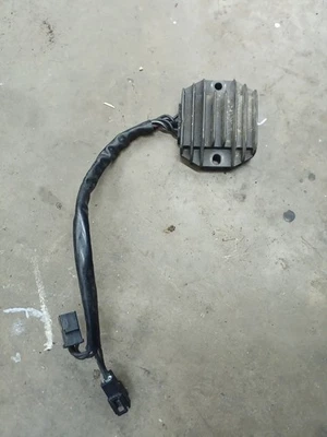 ИЗЯЩНЫЙ Б/У SUZUKI GS500F GS500E ВЫПРЯМИТЕЛЬ РЕГУЛЯТОР НАПРЯЖЕНИЯ ЭЛЕКТРИЧЕСКИЙ - Изображение 1 из 2