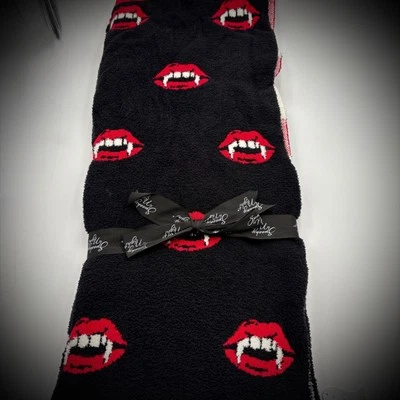 Manta Espeluznante Noche Vampiro Labios COLMILLOS HALLOWEEN Decoración 50" x 70" Foto 1 de 4